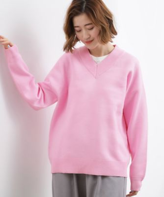 ラフさときれいめを両立する、大人のスウェットライクVネックニット