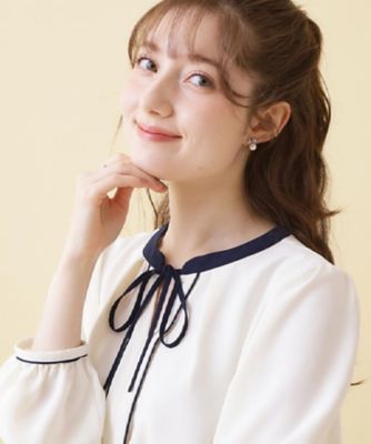 ＜COUTURE BROOCH (Women)＞【洗える・ハレの日・通勤】配色　細リボンタイ　ブラウス（２００２６０１２５８）