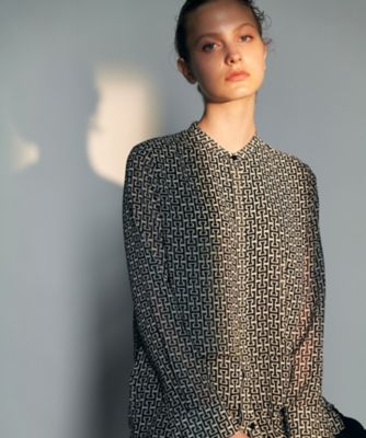 ＜ICB L (Women/大きいサイズ)＞【３０ｔｈ　ＡＮＮＩＶＥＲＳＡＲＹ】　モノグラムプリントシフォン　バンドカラーブラウス（ＢＬＣＭＧＷ０４２６）