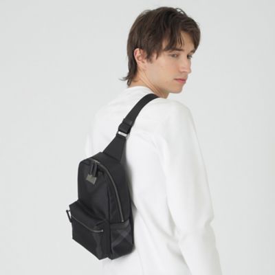 新品　ブラックレーベルクレストブリッジ　ナイロンボディバッグ　ブラック セール】 【BLACK lab.】ロゴプリントボディバッグ （ショルダー