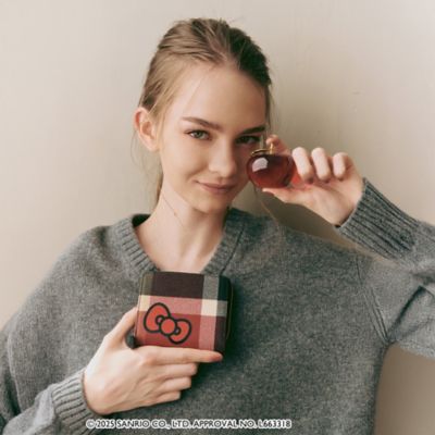 ＜BLUE LABEL CRESTBRIDGE (Women)＞【ハローキティコラボ】ＰＶＣ二つ折り財布（５５２２１６６３＿＿）