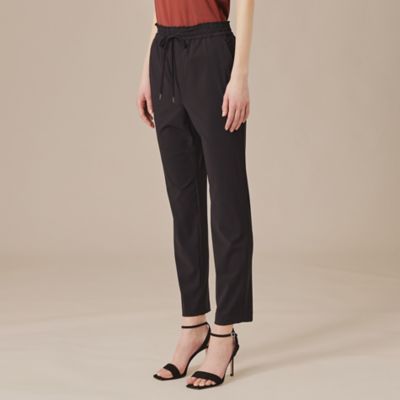 【Ｌ】【婦人画報掲載】【Ｌｅｓｂｕｒｙ　Ｅａｓｙ　Ｐａｎｔｓ／レスベリー　イージーパンツ】トリコットストレッチクロップトパンツ（Ｇ７Ｒ０５５