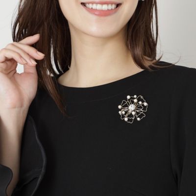 ＜TO BE CHIC (Women)＞フラワーメタルブローチ（Ｗ５Ｖ０９２２８＿＿）