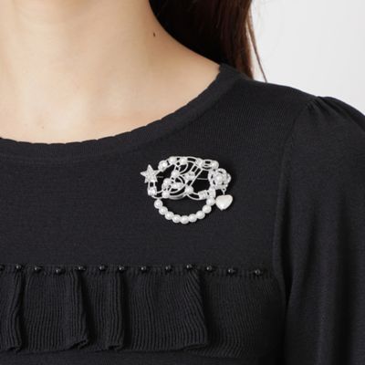 ＜TO BE CHIC (Women)＞ロゴモチーフ　ブローチ（Ｗ５Ｖ２５２４３＿＿）
