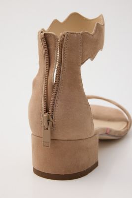 スカラップカットサンダル（３５０ＩＳ１３６－６６８０）