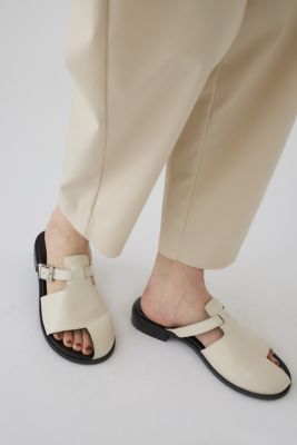 Thumb leather flat sandal
