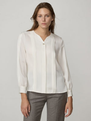 ＜Aquascutum (Women)＞バックジョーゼットサテンブラウス（５００４４２００３３）