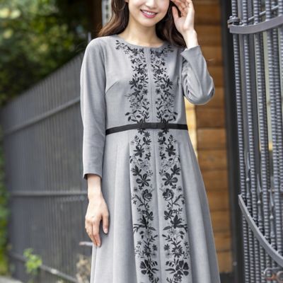 フラワー刺繍フィット フレアワンピース ５１０１６０１５