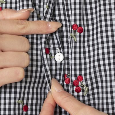 チェリー刺繍フリルカラーブラウス（51023305） | Rose