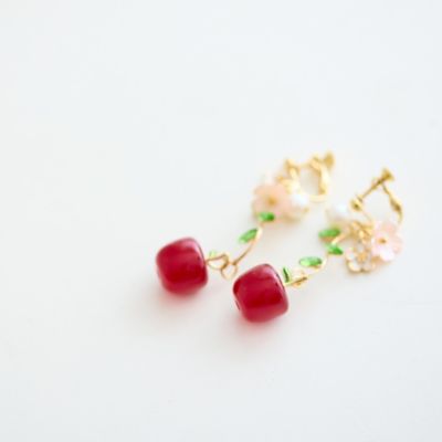 ＜Rose Tiara (Women/大きいサイズ)＞リンゴのイヤリング（５１１４２６１１）