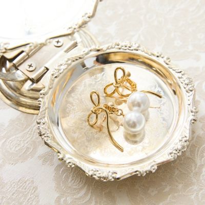 ＜Rose Tiara (Women/大きいサイズ)＞ノットリボンイヤリング（５１１４５５１０）