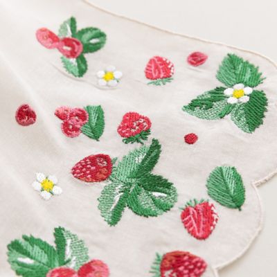 【再入荷】スカラップ刺繍いちご柄ストール（５１１６２５０２）