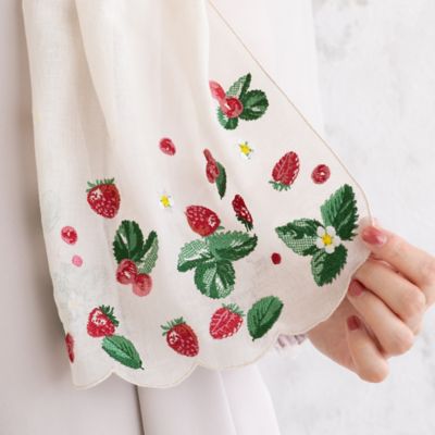 【再入荷】スカラップ刺繍いちご柄ストール（５１１６２５０２）