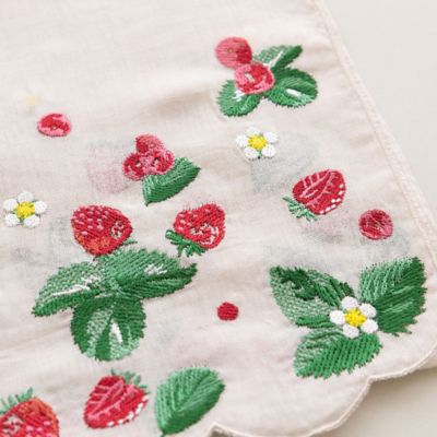【再入荷】スカラップ刺繍いちご柄ストール（５１１６２５０２）