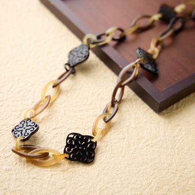 ＜Liliane Burty Eclat (Women/小さいサイズ) ＞【一部店舗・オンラインショップ限定】ホーン透かし彫りトグルネックレス（７３１４５５１３）