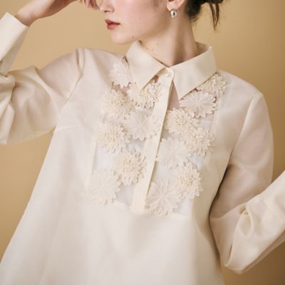 ＜Rose Tiara (Women/大きいサイズ)＞立体フラワーモチーフ付きブラウス（８３０３５５０９）