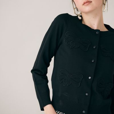 Rose Tiara (Women/大きいサイズ)/ローズティアラ(大きいサイズ) フラットリボンモチーフ付きカーディガン(83136504) クロ トップス【三越伊勢丹/公式】