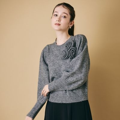 ＜Rose Tiara (Women/大きいサイズ)＞フラワーコサージュ付きニットプルオーバー（８３１３６５０６）