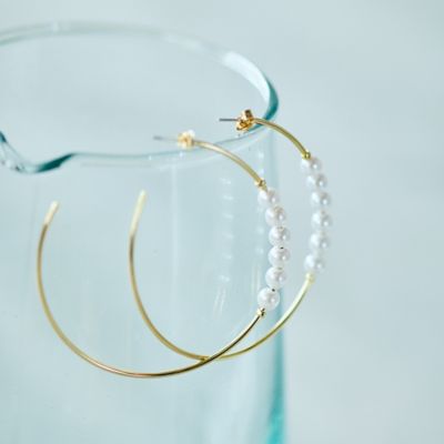 ＜Rose Tiara (Women/大きいサイズ)＞パール風フープピアス（８３１４２６０４）