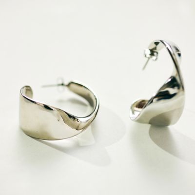 ＜Rose Tiara (Women/大きいサイズ)＞ひねりフープピアス（８３１４５５０３）
