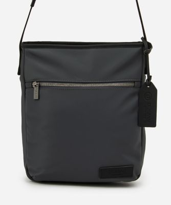 ＜D’URBAN (Men)＞ダーバン　Ｄ’ＵＲＢＡＮ　スクエアショルダーバッグ（１６０５４８１０３１）