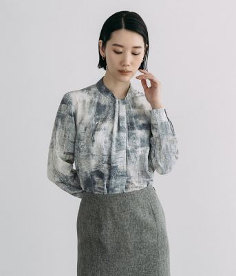 ＜Atraer (Women)＞オーシャンベールプリント　スカーフ風長袖ブラウス（２０２６２６６１８５０６）