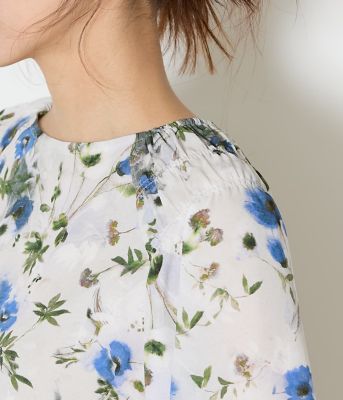 ルミナスフラワープリント 8分袖シャーリングブラウス