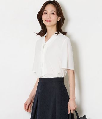 ＜NEWYORKER (Women)＞ソフトジョーゼット　フレア５分袖ボウタイブラウス（２０２６５１６５８１５３）