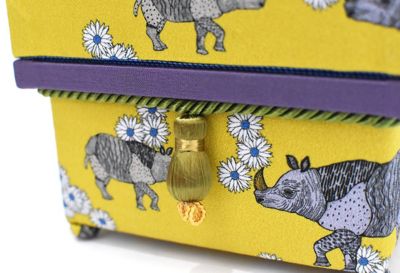 マンナインミニ茶箱「Ｒｈｉｎｏｃｅｒｏｓ　Ｍｕｓｔａｒｄ」