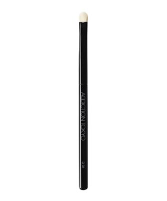 ボカシに適したBLENDING BRUSHと、細かいキワに適したDETAIL BRUSH。 全7種類のブラシで、誰でもプロのような仕上がりを自然に、スピーディーに。 まつ毛のきわにしっかり濃く色がのせ