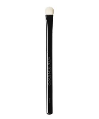 ボカシに適したBLENDING BRUSHと、細かいキワに適したDETAIL BRUSH。 全7種類のブラシで、誰でもプロのような仕上がりを自然に、スピーディーに。 アイライナーを自然にスマッジするの