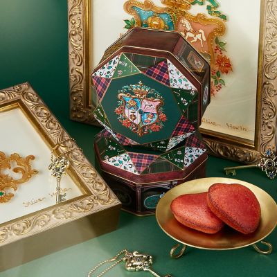 青山デカーボ/アオヤマデカーボ 【予約販売】１１月下旬以降お届け　鍵チャーム付き　クリスマスエンブレム缶　２０２５Ｘｍａｓ＿ｃａｎ