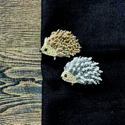 サハ共和国　トナカイ毛皮ブーツ　ビーズ刺繍　23.5㎝ 1日・短期講座】［42］ちいさなハリネズミのビーズ刺繍ブローチ