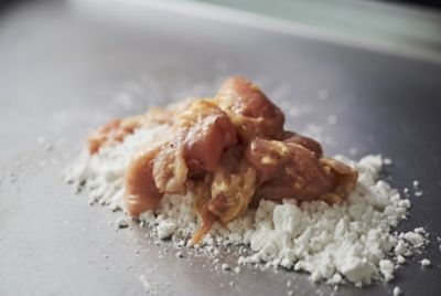 神戸唐揚げ「お手軽レンチンＢＯＸ」（唐揚げ３種食べ比べセット９６０ｇ）＋（鶏めしおにぎり９０ｇ×１２個）