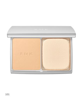 肌そのものが発光するように面で光を反射する、＜RMK＞新規開発の「トランスルーセントカバーパウダー※」配合。まるで光のフィルターのように素肌を透かしながら、毛穴やニキビ跡などの凹凸や赤み、色ムラなど気