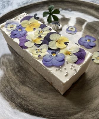 ビオラと果物のレアチーズケーキ