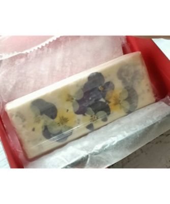 ビオラと果物のレアチーズケーキ