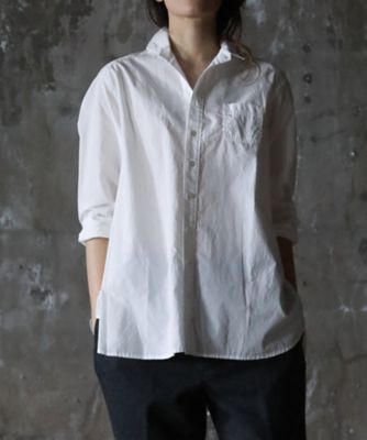 ブラス・ホワイト ［Haddow］ 定番人気の襟ベルト付きブラウス