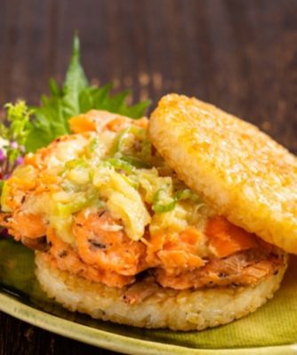 炙った香りが香ばしい焼魚ライスバーガー（２種８点）