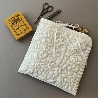 ＜おおたにめぐみ＞★ブティのキット＜Ｖｏｌｕｔｅｓ　Ｆｌｏｒａｌｅｓ・花のヴォリュート＞～作家手刺しの部分サンプル付き～