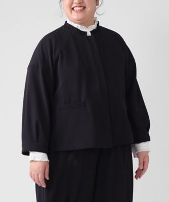 ＜BASCO (Women/大きいサイズ)＞ナディアジャケット・４　プラスサイズ　Ｃｈｒｏｎｉｃｌｅフリルカラーのブラックジャケット　３１１７２６１ー３