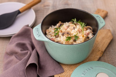 staub ストウブ ラココット de GOHAN セージグリーン M 16cm Amazon.co.jp: staub ストウブ 「 ラ ココット de GOHAN セージ
