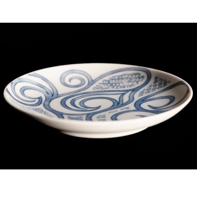 アイヌ工芸と暮らす。67＞アイヌ文様有田焼 染付皿 4寸 鰹屋エリカ