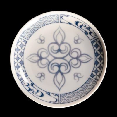 ＜アイヌ工芸と暮らす。６８＞アイヌ文様有田焼　染付皿　４寸　鰹屋エリカ（Ｃ）