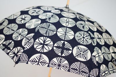 傘　　(株)小宮商店　伊砂文様 型絵染めの伝統技法を用いた裏表のコントラストがおしゃれな風呂敷生地