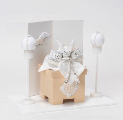＜三越伊勢丹/公式＞【送料無料】夢み屋/ユメミヤ 白粋 兜飾り 耀 屏風・陣屋提灯セット HK-507 雛人形・五月人形【Web限定】【三越伊勢丹/公式】画像