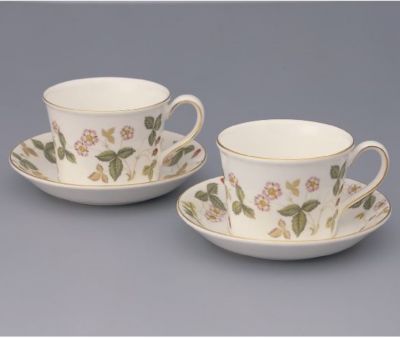＜WEDGWOOD＞ワイルド　ストロベリー　ティーカップ＆ソーサー　（デルフィ）　ペア