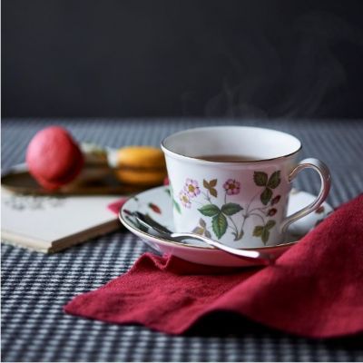 【美品】ワイルドストロベリー ティーカップ＆ソーサーと15cmソーサー ３セット ワイルド ストロベリー ティーカップ&ソーサー (リー)|WEDGWOOD