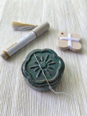 淡路瓦の針が磨ける針やすめ