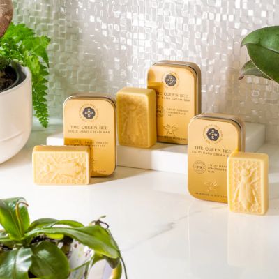 ＴＨＥ　ＱＵＥＥＮ　ＢＥＥ　ＳＯＬＩＤ　ＨＡＮＤ　ＣＲＥＡＭ　ＢＡＲ